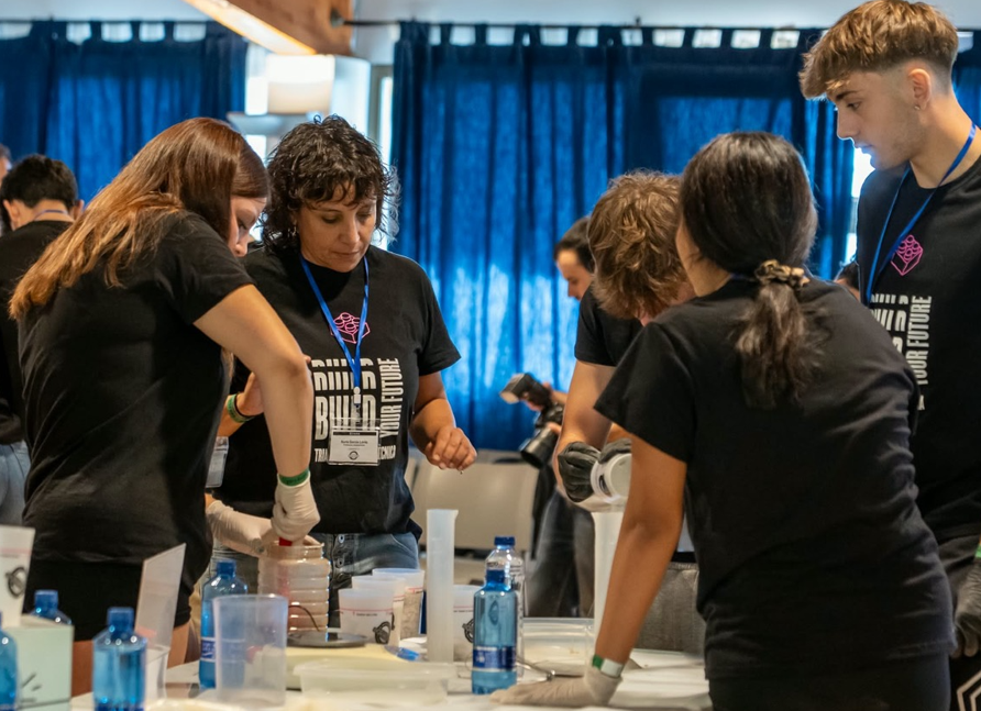 Participants treballant durant el concurs del formig&oacute;